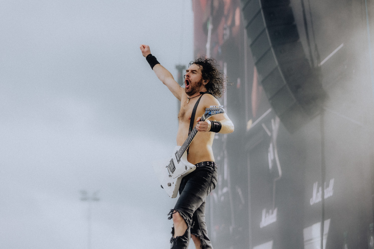 Trotz Matschwetter freuen sich 90.000 Fans auf die kommenden Tage in der Eifel. – Airbourne.