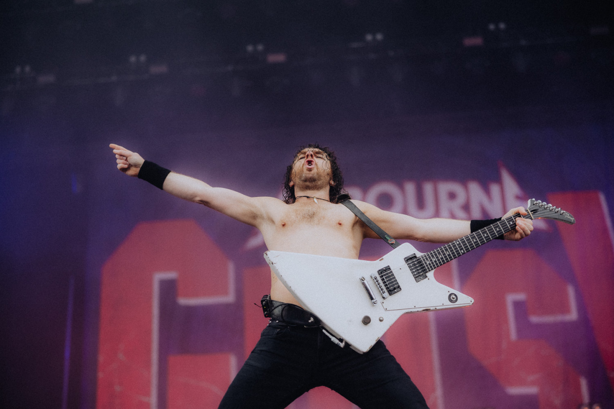 Trotz Matschwetter freuen sich 90.000 Fans auf die kommenden Tage in der Eifel. – Airbourne.