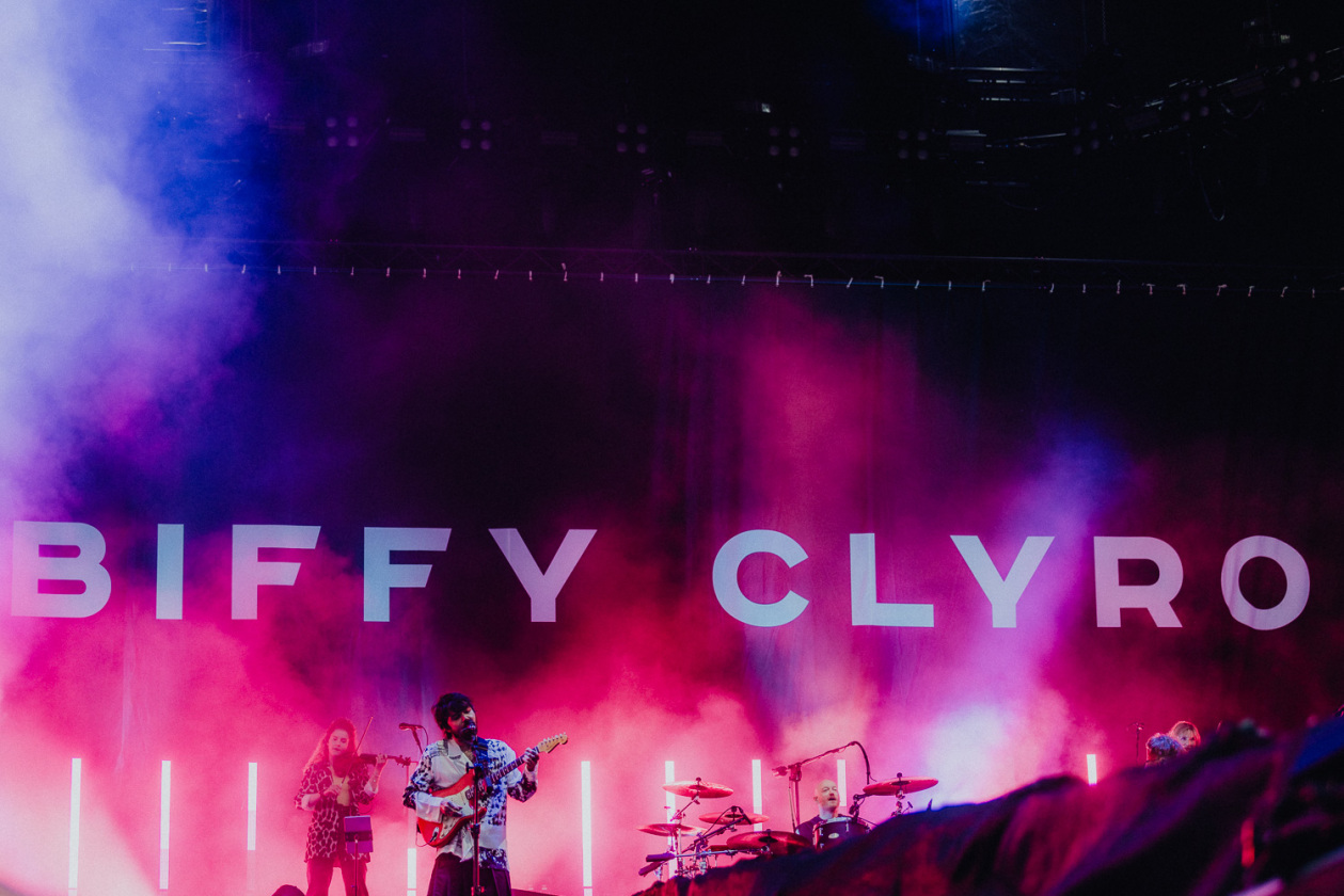 Trotz Matschwetter freuen sich 90.000 Fans auf die kommenden Tage in der Eifel. – Biffy Clyro.