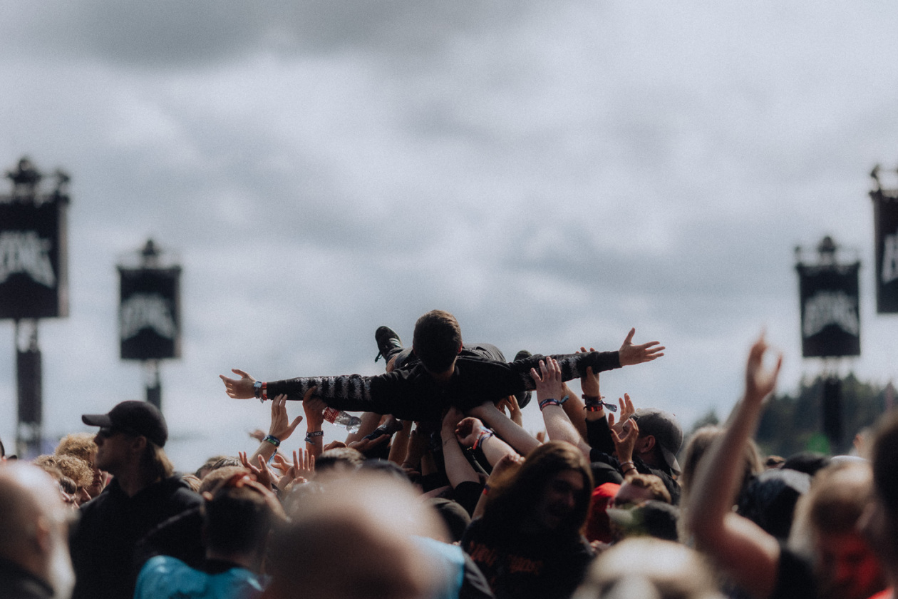 Trotz Matschwetter freuen sich 90.000 Fans auf die kommenden Tage in der Eifel. – Crowdsurfing. 