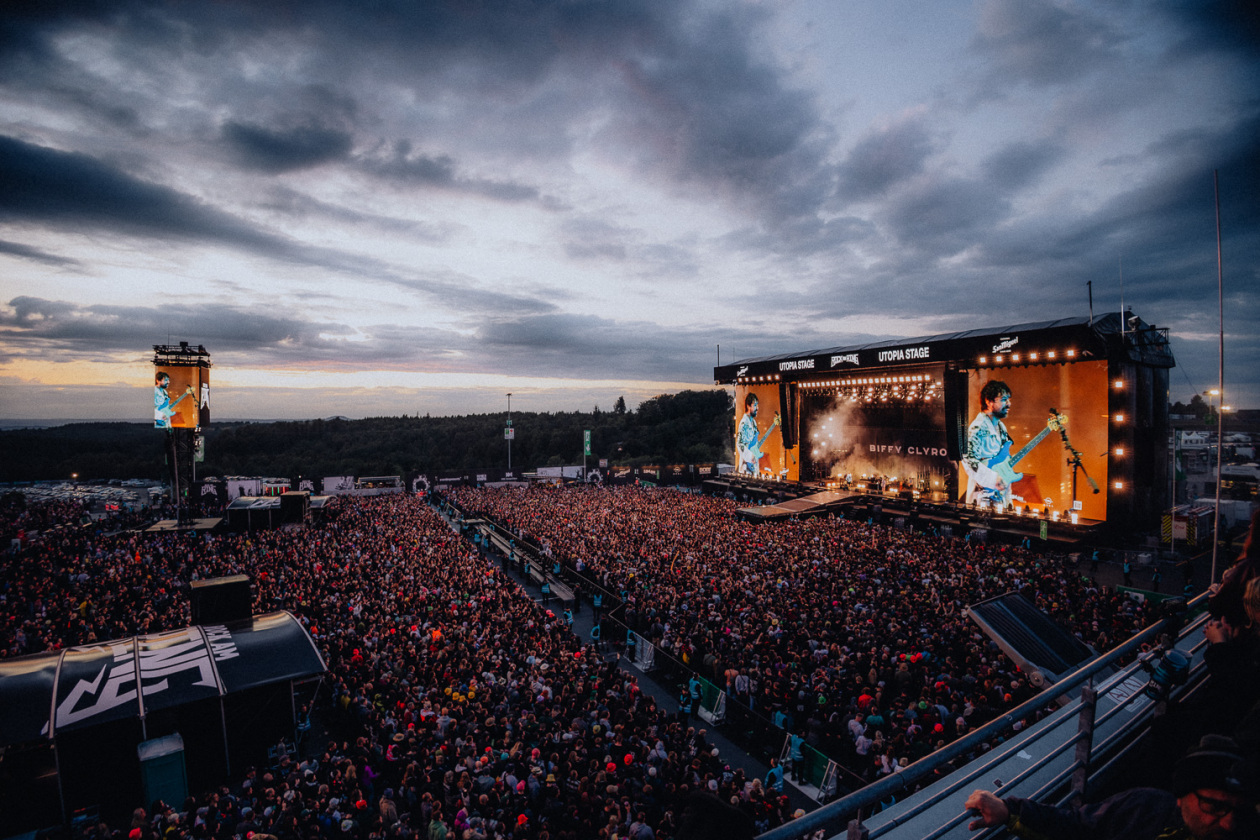 Trotz Matschwetter freuen sich 90.000 Fans auf die kommenden Tage in der Eifel. – Dieser Anblick wird niemals langweilig.