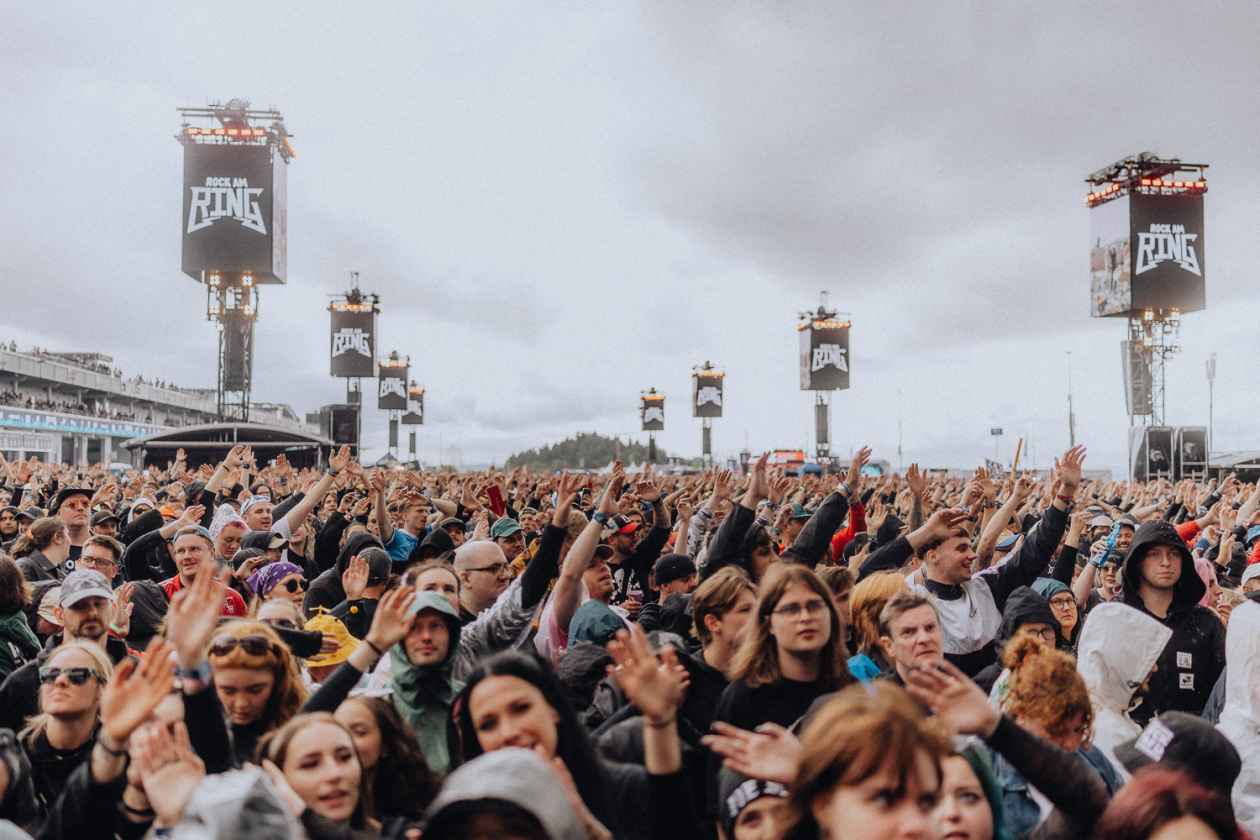Trotz Matschwetter freuen sich 90.000 Fans auf die kommenden Tage in der Eifel. – Dunkle Wolken über dem Infield.