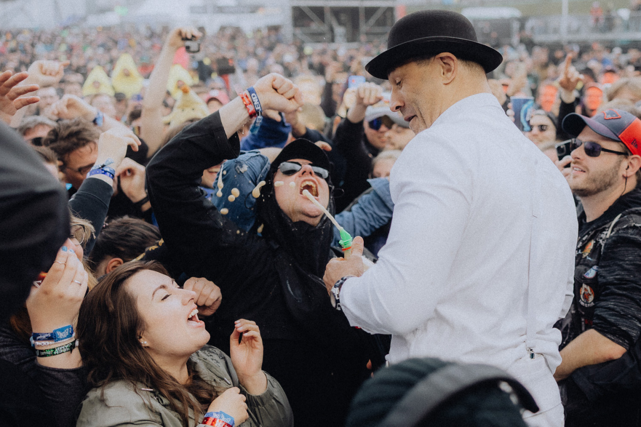 Trotz Matschwetter freuen sich 90.000 Fans auf die kommenden Tage in der Eifel. – Evil Jared X Krogi.