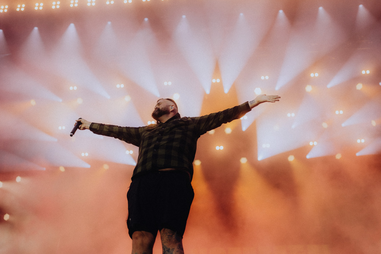 Trotz Matschwetter freuen sich 90.000 Fans auf die kommenden Tage in der Eifel. – Feine Sahne Fischfilet!
