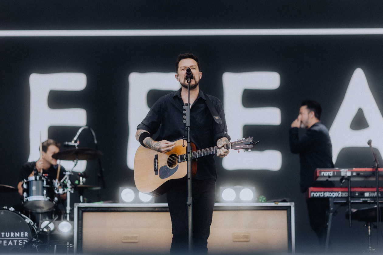 Trotz Matschwetter freuen sich 90.000 Fans auf die kommenden Tage in der Eifel. – Frank Turner And The Sleeping Souls.