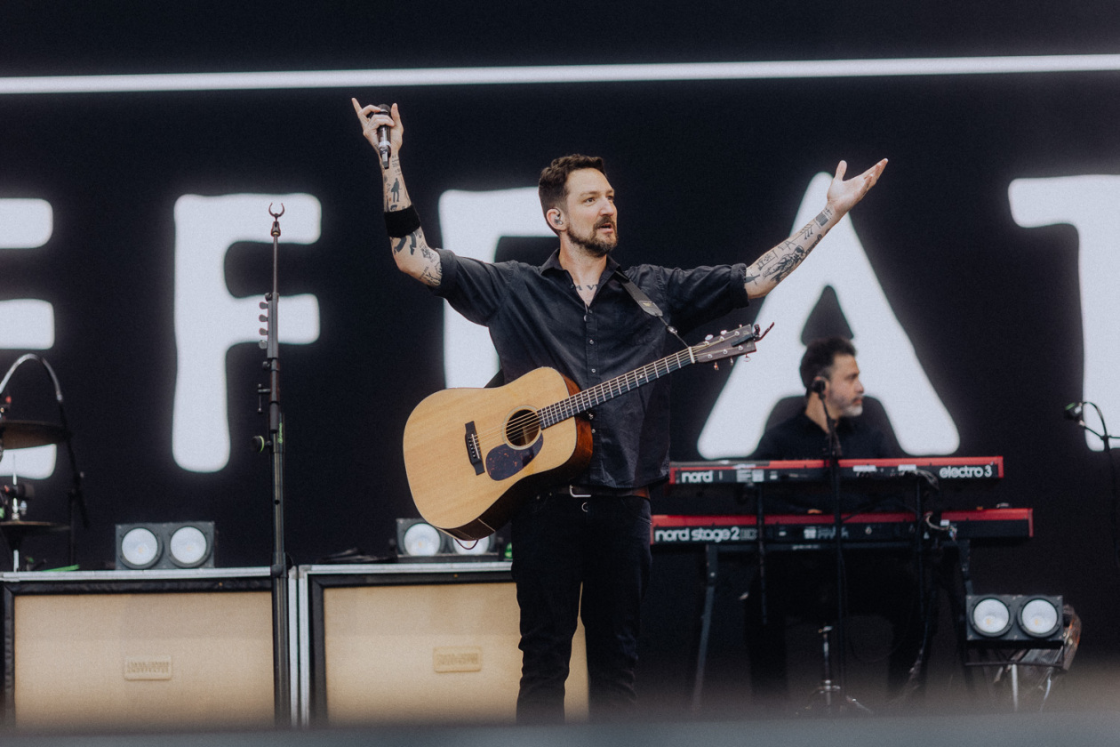 Trotz Matschwetter freuen sich 90.000 Fans auf die kommenden Tage in der Eifel. – Frank Turner And The Sleeping Souls.