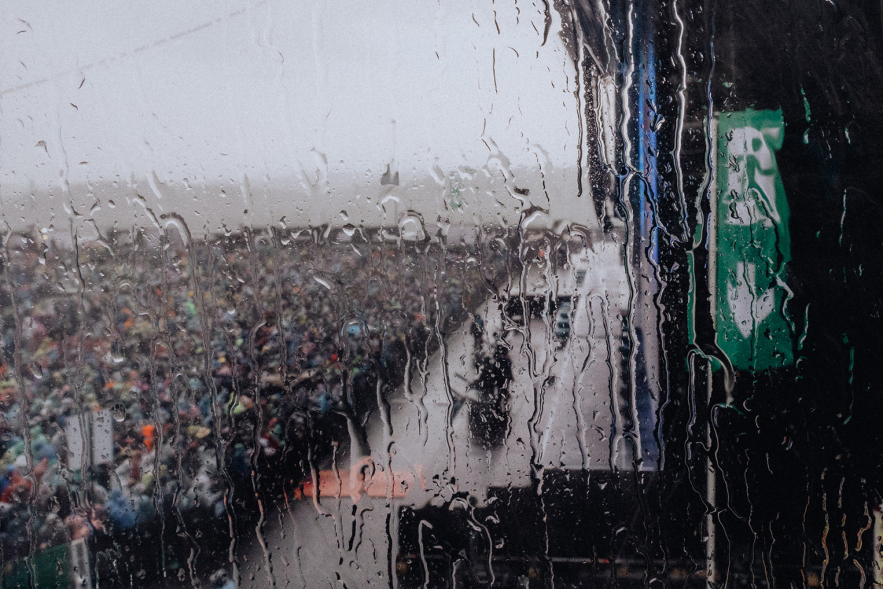 Trotz Matschwetter freuen sich 90.000 Fans auf die kommenden Tage in der Eifel. – Heute gibt es Regen ... 