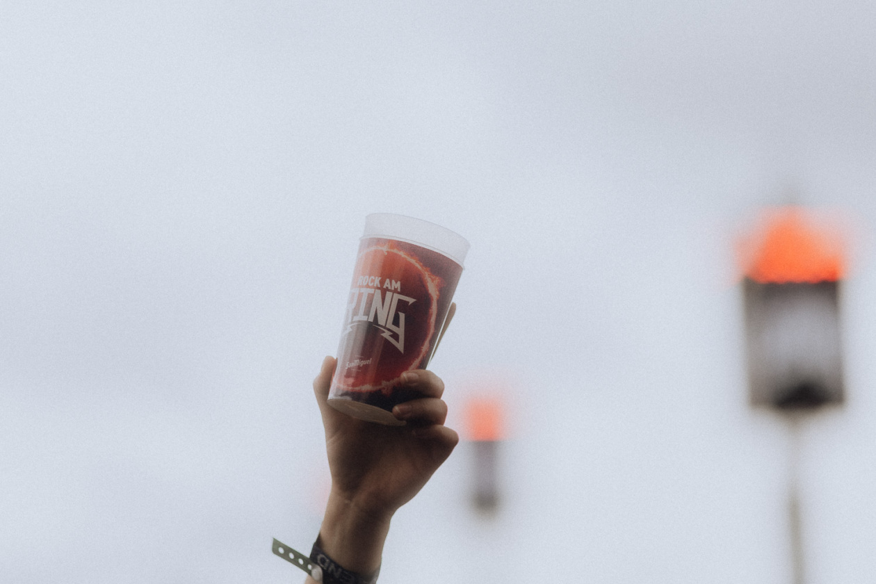 Trotz Matschwetter freuen sich 90.000 Fans auf die kommenden Tage in der Eifel. – Hoch die Becher!