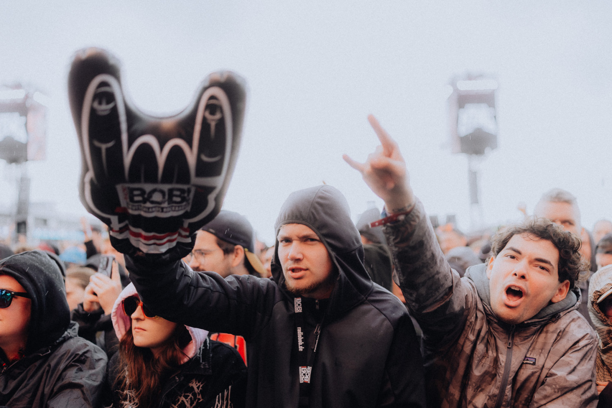 Trotz Matschwetter freuen sich 90.000 Fans auf die kommenden Tage in der Eifel. – Horns up!
