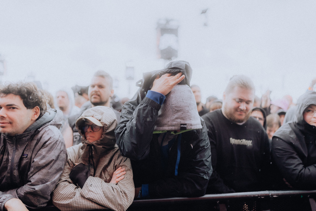 Trotz Matschwetter freuen sich 90.000 Fans auf die kommenden Tage in der Eifel. – Kapuzen auf.