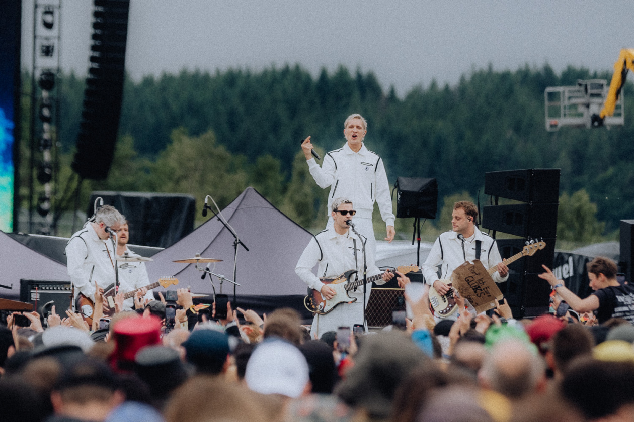 Trotz Matschwetter freuen sich 90.000 Fans auf die kommenden Tage in der Eifel. – Kraftklub.