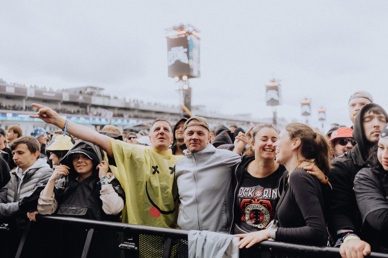 Trotz Matschwetter freuen sich 90.000 Fans auf die kommenden Tage in der Eifel. – Manche feiern sie ... 