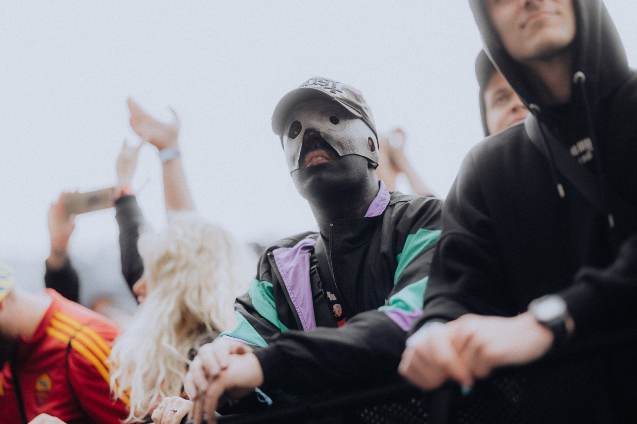 Trotz Matschwetter freuen sich 90.000 Fans auf die kommenden Tage in der Eifel. – Der Maskenmann.