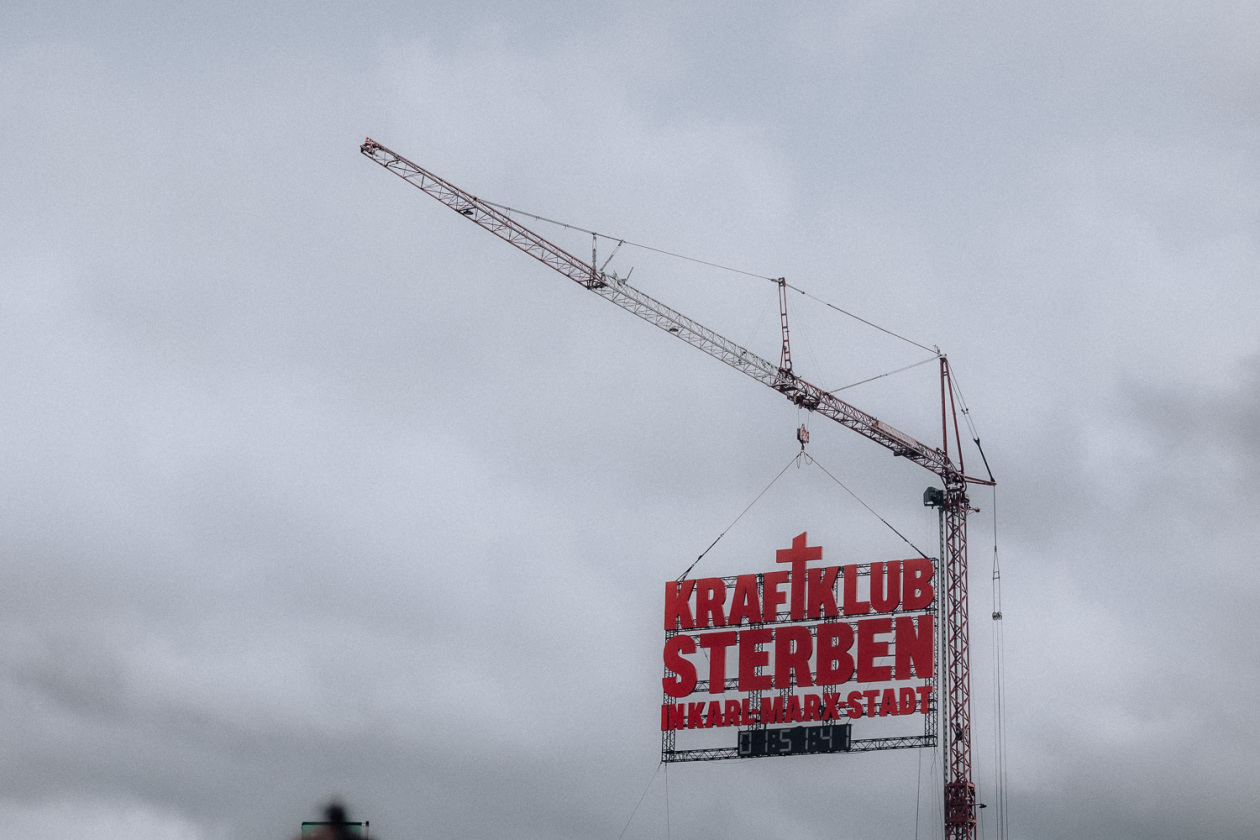 Trotz Matschwetter freuen sich 90.000 Fans auf die kommenden Tage in der Eifel. – Ein offenes Geheimnis ...
