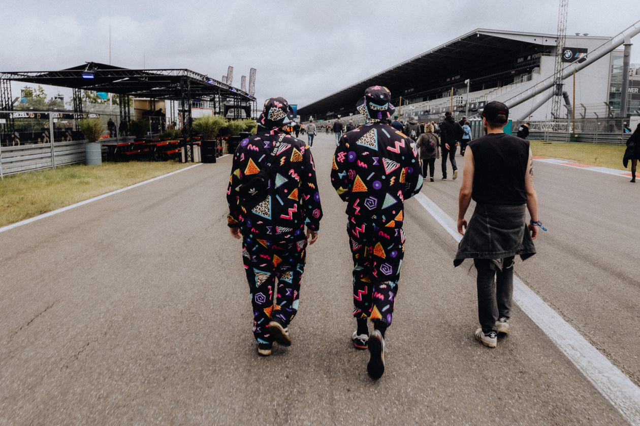 Trotz Matschwetter freuen sich 90.000 Fans auf die kommenden Tage in der Eifel. – Outfit für einen der Special Acts?