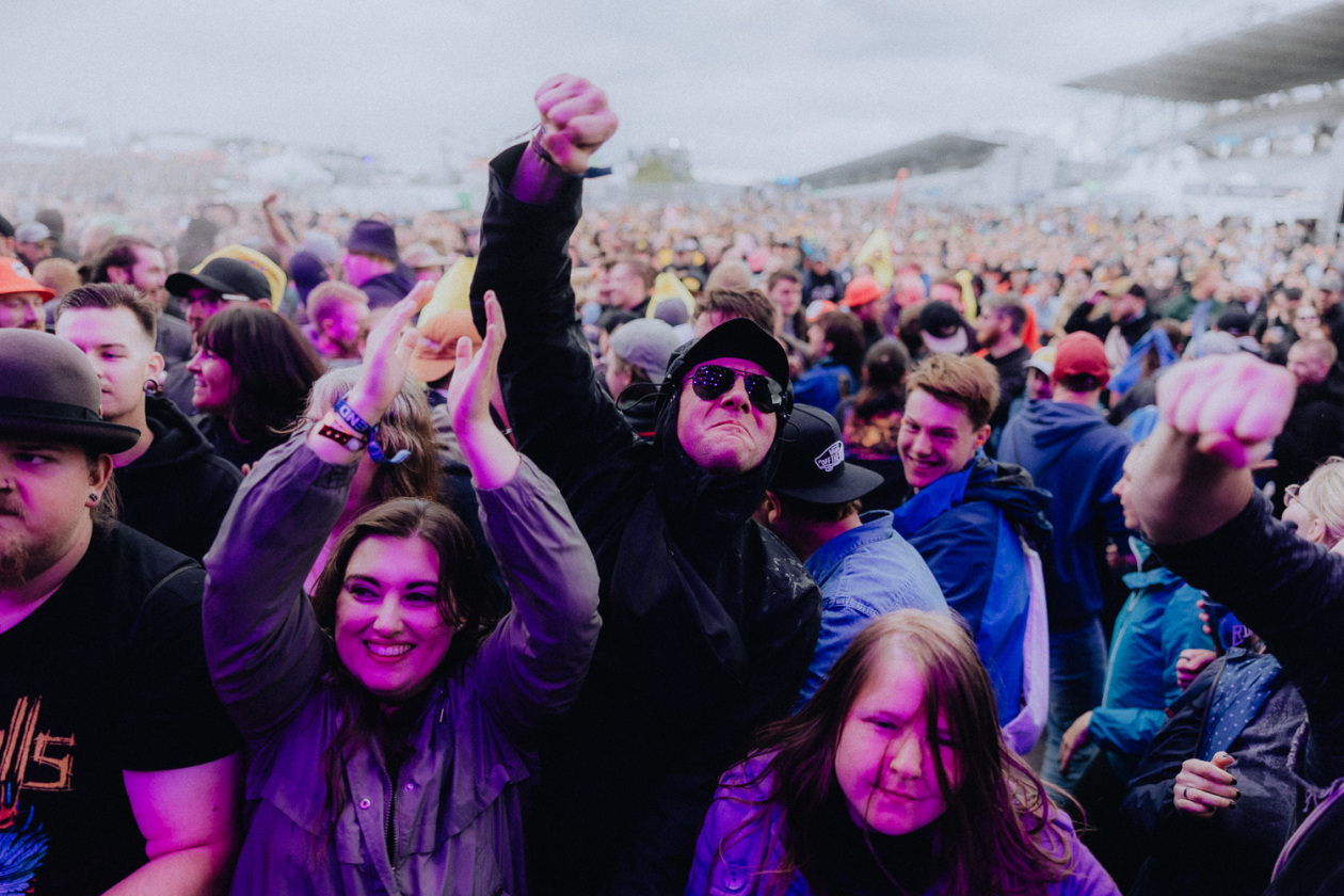Trotz Matschwetter freuen sich 90.000 Fans auf die kommenden Tage in der Eifel. – Party vor der Orbit Stage.