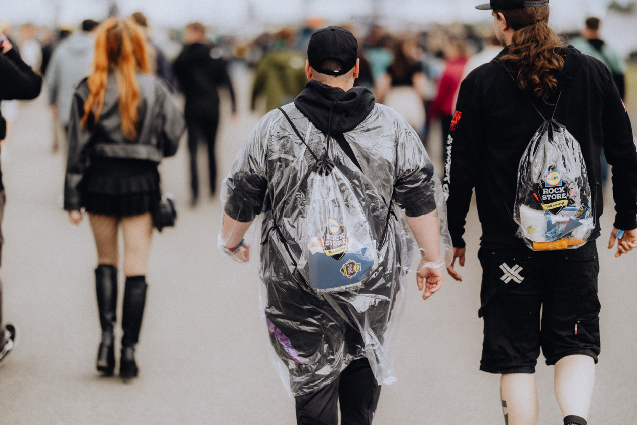 Trotz Matschwetter freuen sich 90.000 Fans auf die kommenden Tage in der Eifel. – Regenbereit muss man dieses Wochenende sein. 