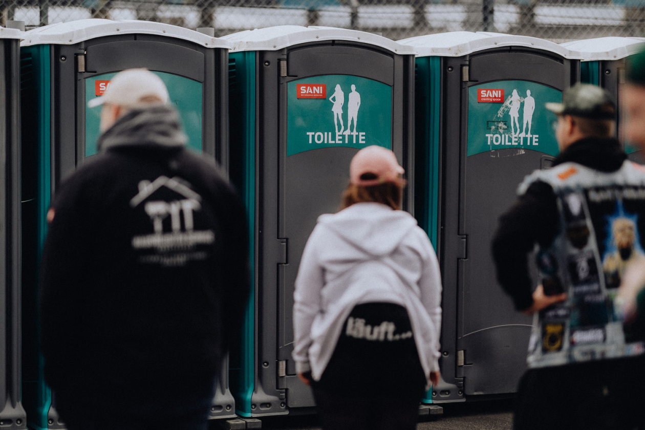Trotz Matschwetter freuen sich 90.000 Fans auf die kommenden Tage in der Eifel. – Schnell noch mal ...