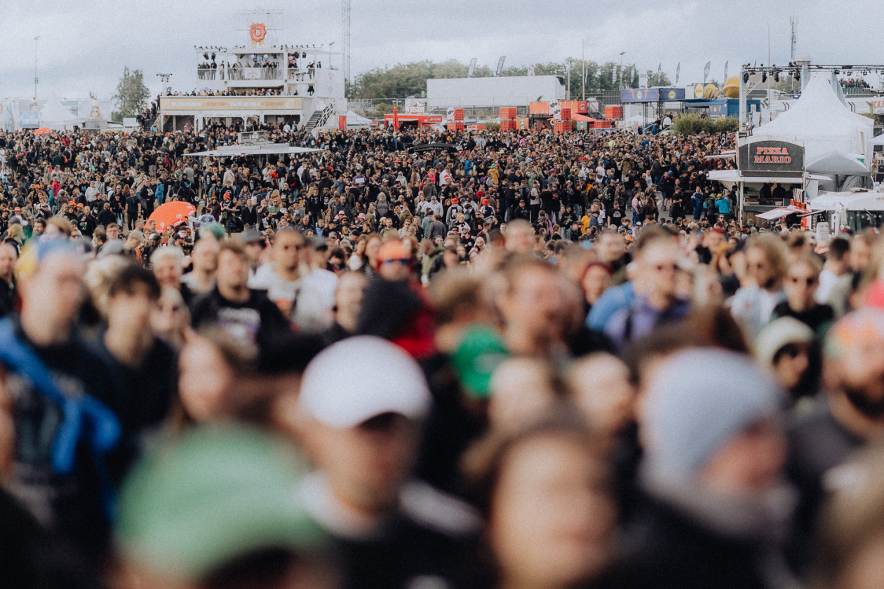 Trotz Matschwetter freuen sich 90.000 Fans auf die kommenden Tage in der Eifel. – Das sehr volle Infield.