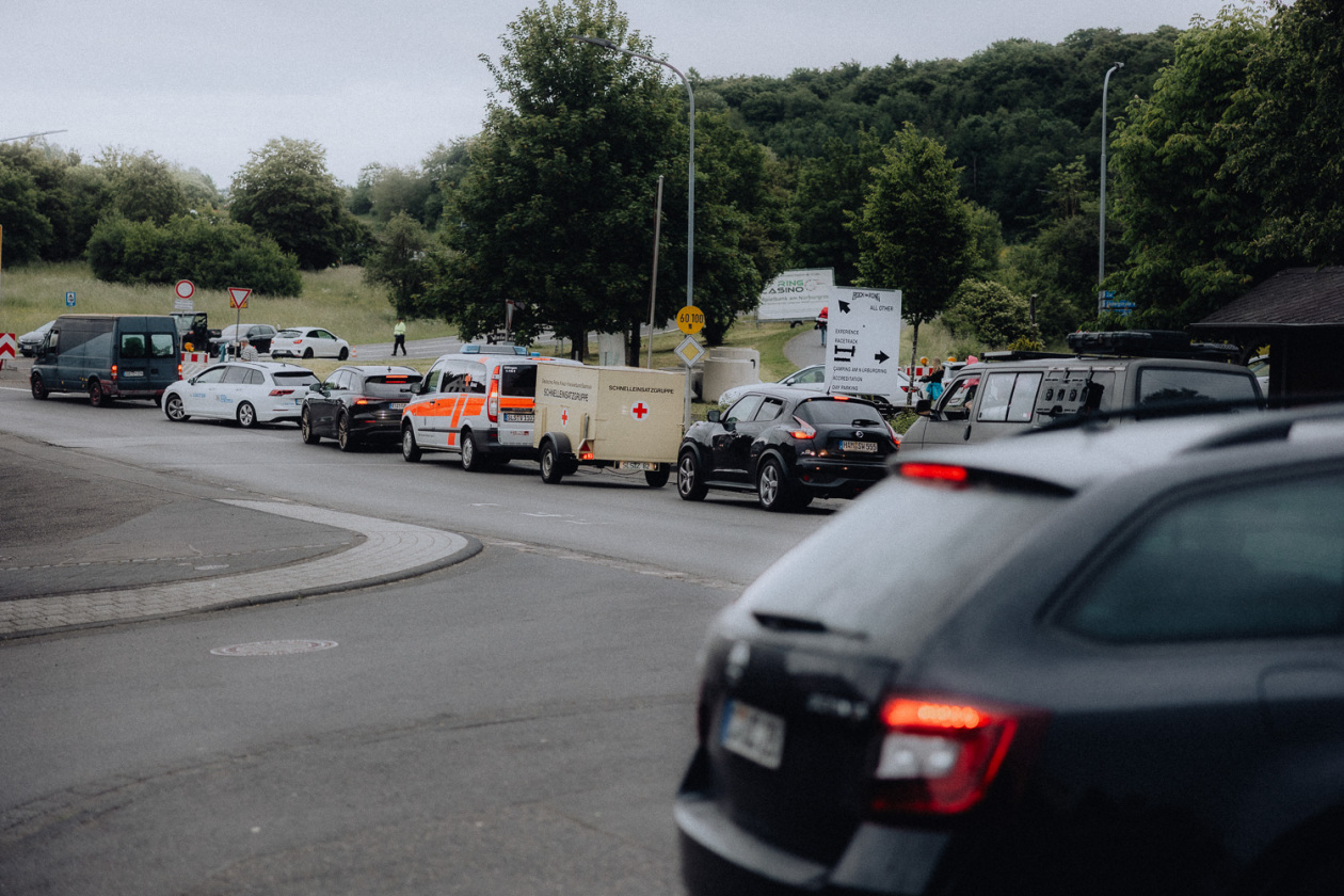 Trotz Matschwetter freuen sich 90.000 Fans auf die kommenden Tage in der Eifel. – ... und steht doch nur im Stau.