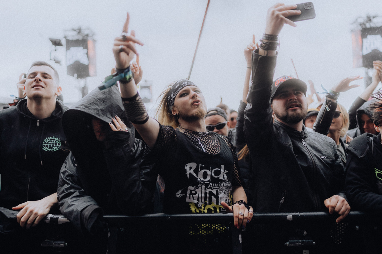 Trotz Matschwetter freuen sich 90.000 Fans auf die kommenden Tage in der Eifel. – Stimmung!