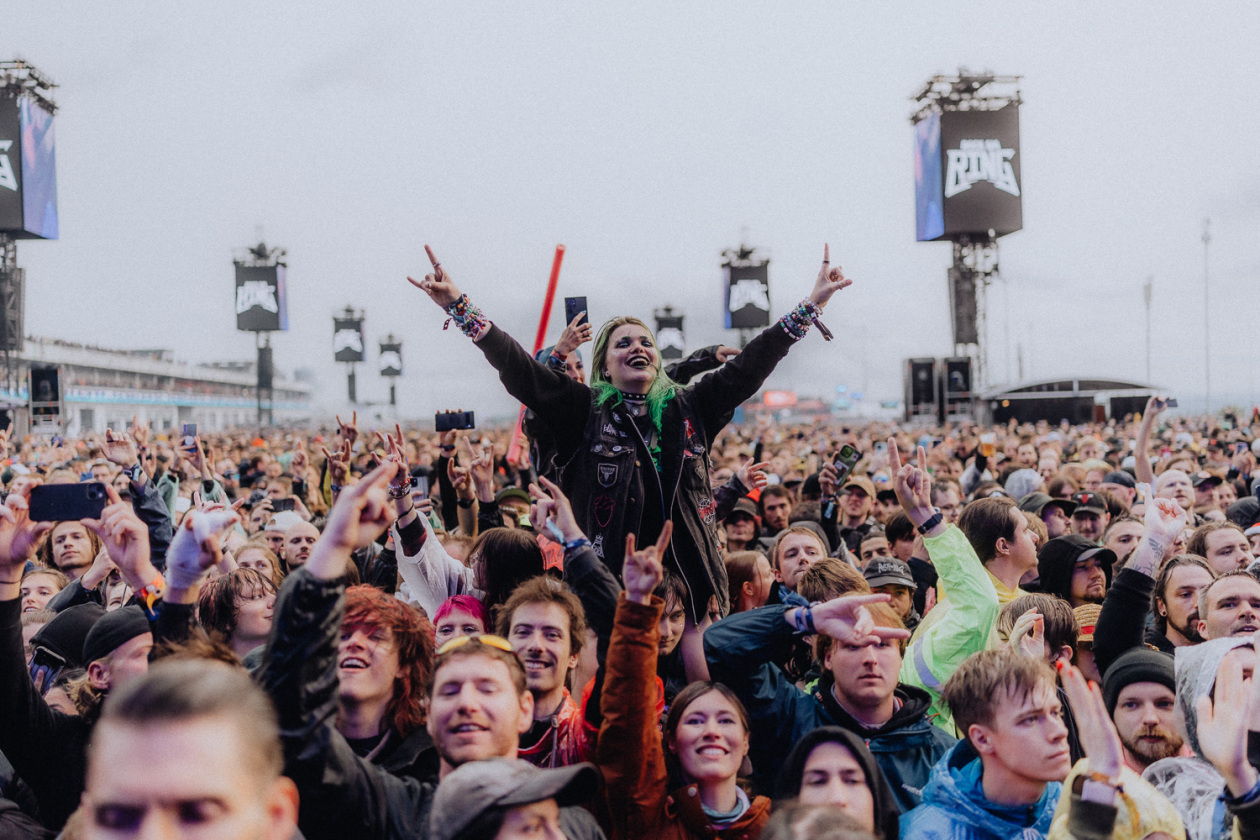 Trotz Matschwetter freuen sich 90.000 Fans auf die kommenden Tage in der Eifel. – Vor der Utopia Stage.