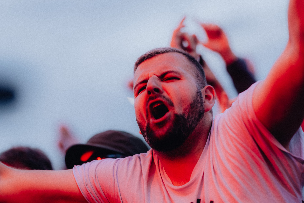 Trotz Matschwetter freuen sich 90.000 Fans auf die kommenden Tage in der Eifel. – Wer wird da wohl erwartet?