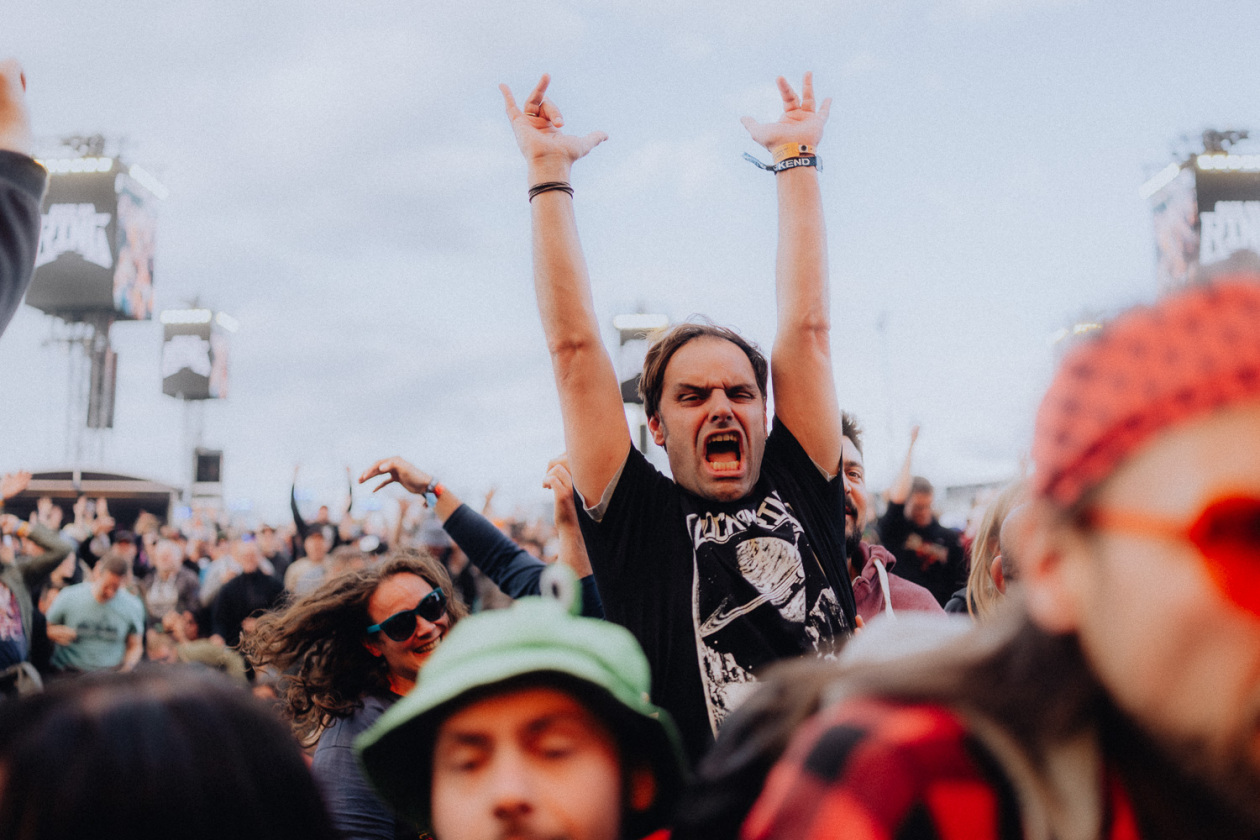 Trotz Matschwetter freuen sich 90.000 Fans auf die kommenden Tage in der Eifel. – ... und wieder Party.