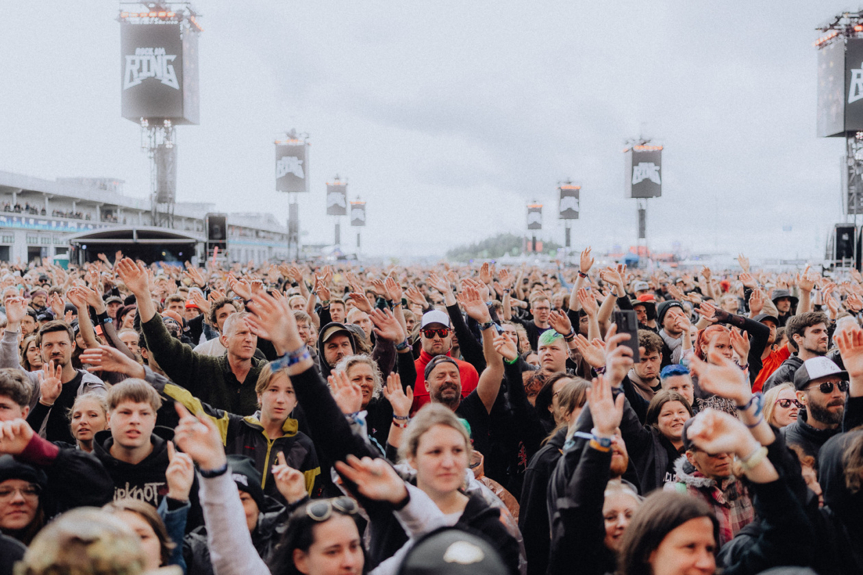 Trotz Matschwetter freuen sich 90.000 Fans auf die kommenden Tage in der Eifel. – Willkommen zurück am Samstag.