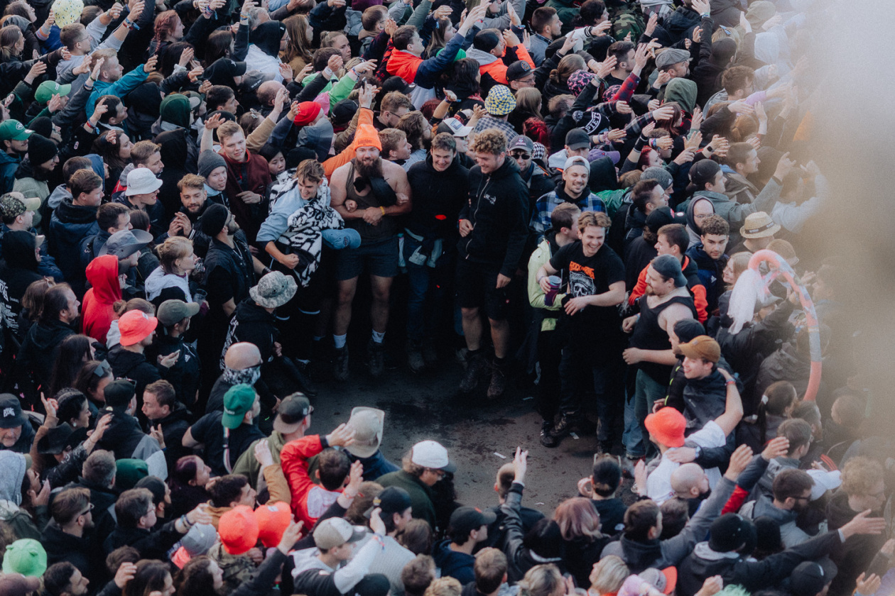 Die Party ist in vollem Gange und der zweite Festivaltag läuft auf seinen Höhepunkt zu. – Circlepit.