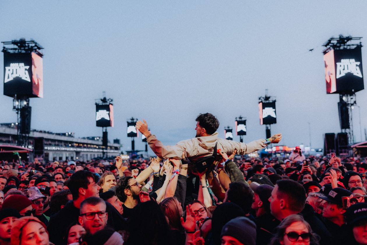 Die Party ist in vollem Gange und der zweite Festivaltag läuft auf seinen Höhepunkt zu. – Crowdsurfing.