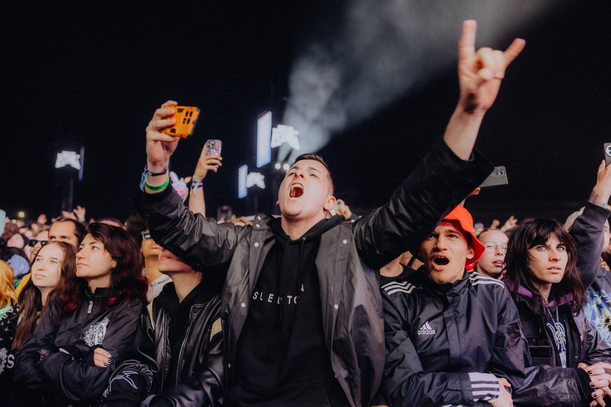Die Party ist in vollem Gange und der zweite Festivaltag läuft auf seinen Höhepunkt zu. – Er kann es fühlen.