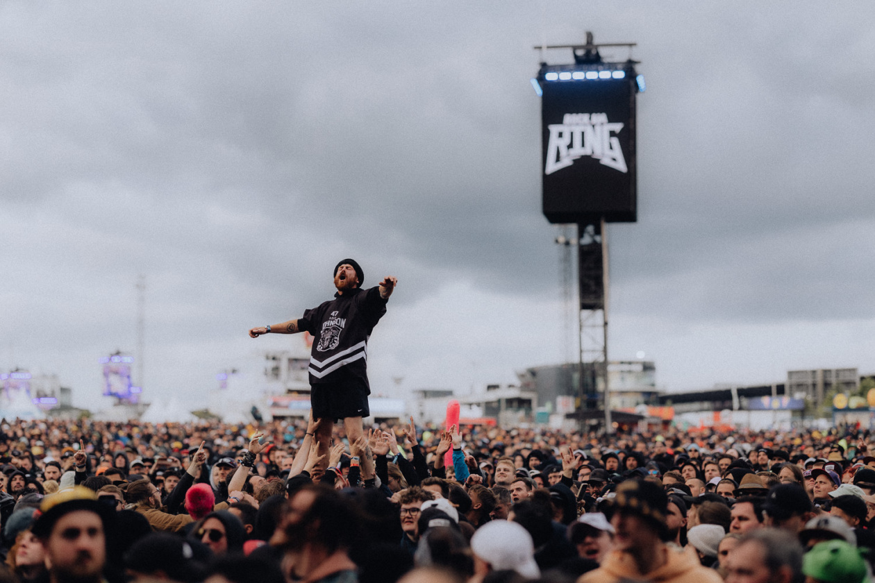 Die Party ist in vollem Gange und der zweite Festivaltag läuft auf seinen Höhepunkt zu. – Er wills wissen.