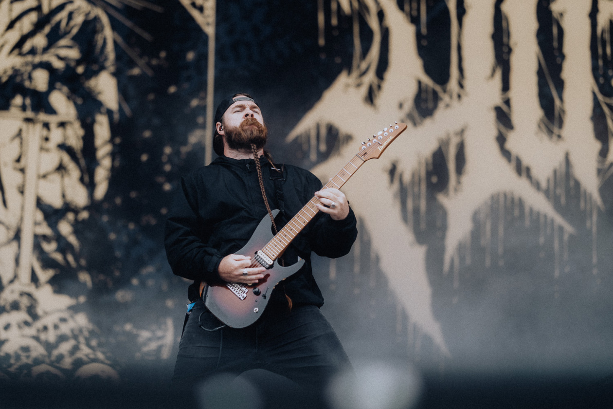 Die Party ist in vollem Gange und der zweite Festivaltag läuft auf seinen Höhepunkt zu. – Fit For An Autopsy.