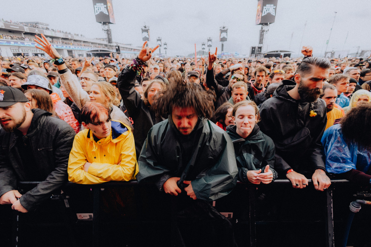 Die Party ist in vollem Gange und der zweite Festivaltag läuft auf seinen Höhepunkt zu. – Headbanging.