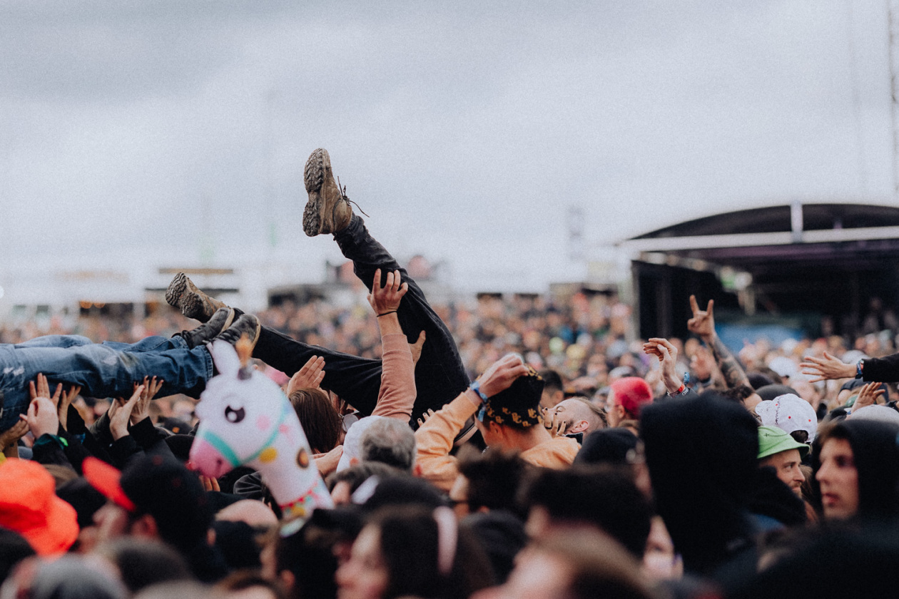 Die Party ist in vollem Gange und der zweite Festivaltag läuft auf seinen Höhepunkt zu. – Hoch die Beine!