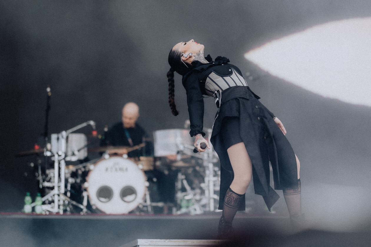 Die Party ist in vollem Gange und der zweite Festivaltag läuft auf seinen Höhepunkt zu. – Jinjer.