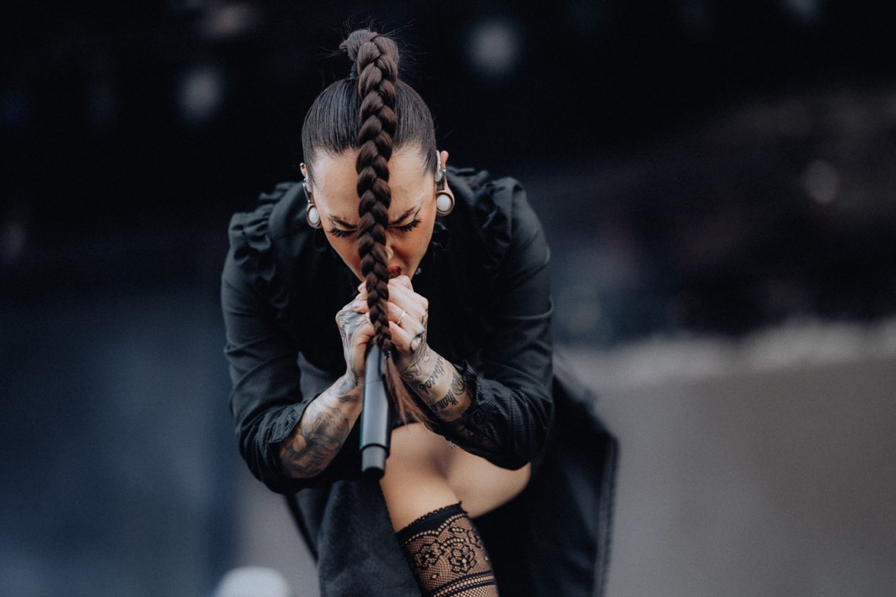 Die Party ist in vollem Gange und der zweite Festivaltag läuft auf seinen Höhepunkt zu. – Jinjer.