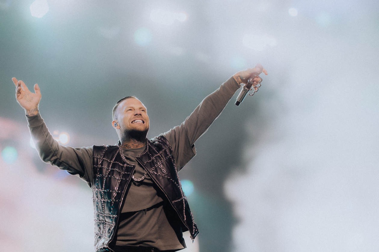 Die Party ist in vollem Gange und der zweite Festivaltag läuft auf seinen Höhepunkt zu. – .. Kontra K.