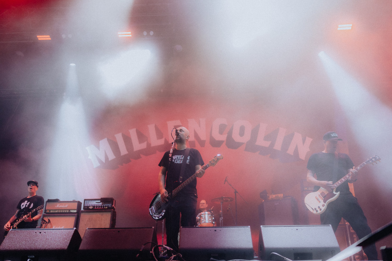 Die Party ist in vollem Gange und der zweite Festivaltag läuft auf seinen Höhepunkt zu. – Millencolin.