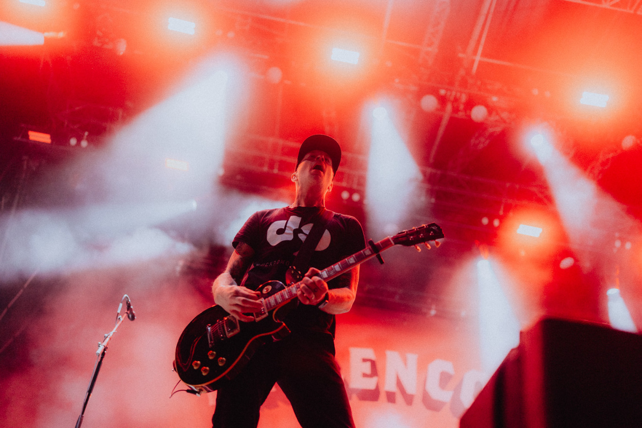 Die Party ist in vollem Gange und der zweite Festivaltag läuft auf seinen Höhepunkt zu. – Millencolin.
