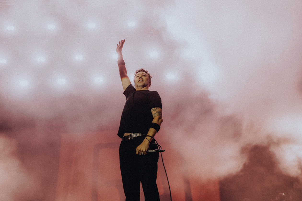Die Party ist in vollem Gange und der zweite Festivaltag läuft auf seinen Höhepunkt zu. – Rise Against.