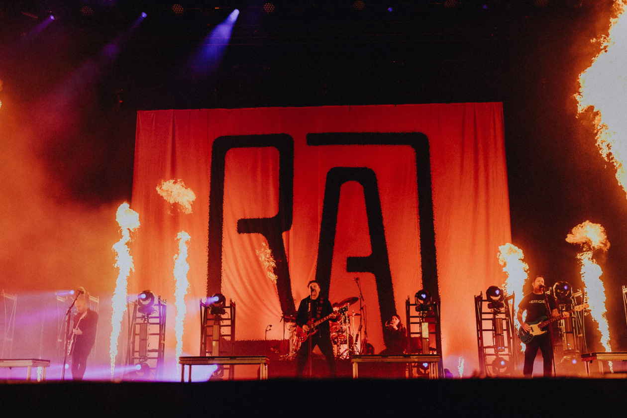 Die Party ist in vollem Gange und der zweite Festivaltag läuft auf seinen Höhepunkt zu. – Rise Against.