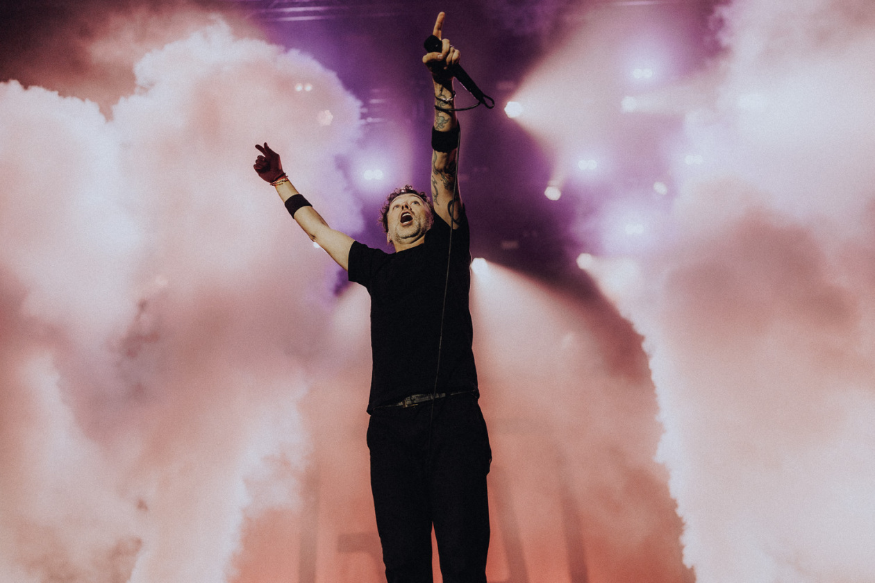 Die Party ist in vollem Gange und der zweite Festivaltag läuft auf seinen Höhepunkt zu. – Rise Against.
