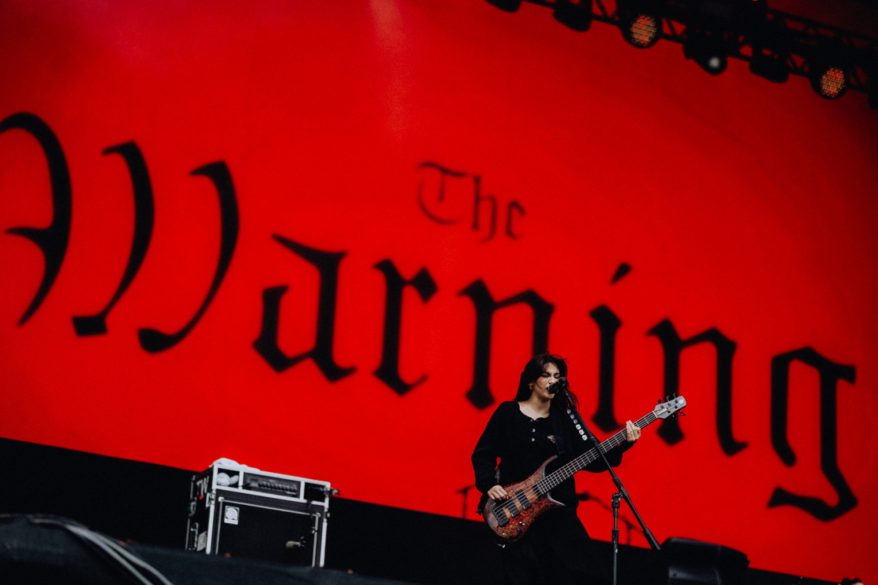 Die Party ist in vollem Gange und der zweite Festivaltag läuft auf seinen Höhepunkt zu. – The Warning.