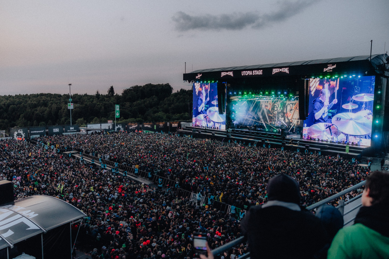 Die Party ist in vollem Gange und der zweite Festivaltag läuft auf seinen Höhepunkt zu. – Volles Haus.