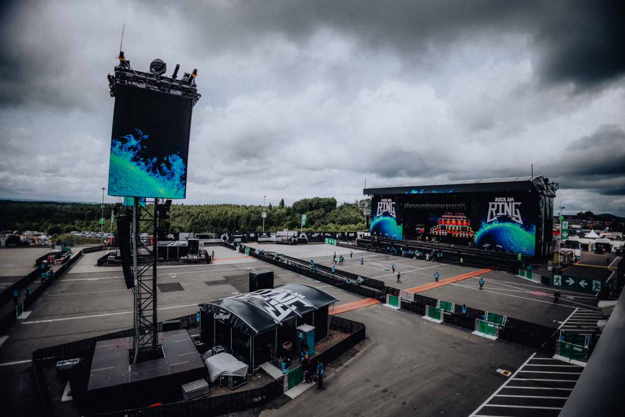 Die Party ist in vollem Gange und der zweite Festivaltag läuft auf seinen Höhepunkt zu. – Wetter: beständig wechselhaft.