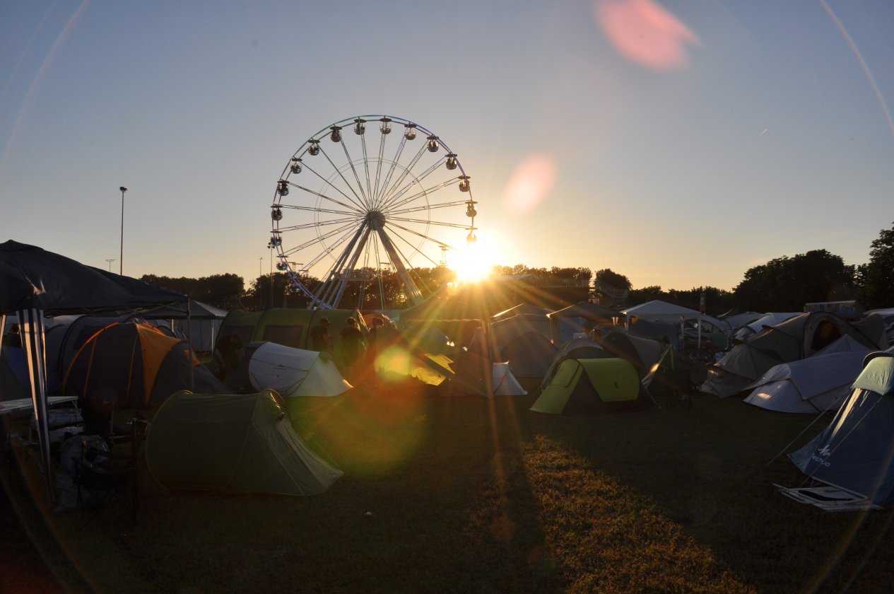 Gute Stimmung und tolles Wetter bei Tool, Slipknot, Die Ärzte etc. beim RaR-Schwesterfestival auf dem Zeppelinfeld nahe Nürnberg. – Park-Impression.