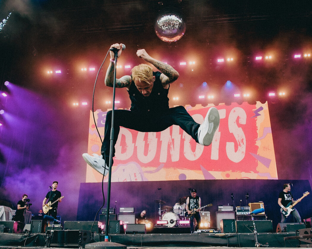 Nach dem Hochwasserdrama im Süden der Republik kehrt zum Glück die Sonne wieder zurück: Green Day, Billy Talent, Marsimoto u.v.a. in Nürnberg. – Ingo von den Donots setzt die Schwerkraft aus.