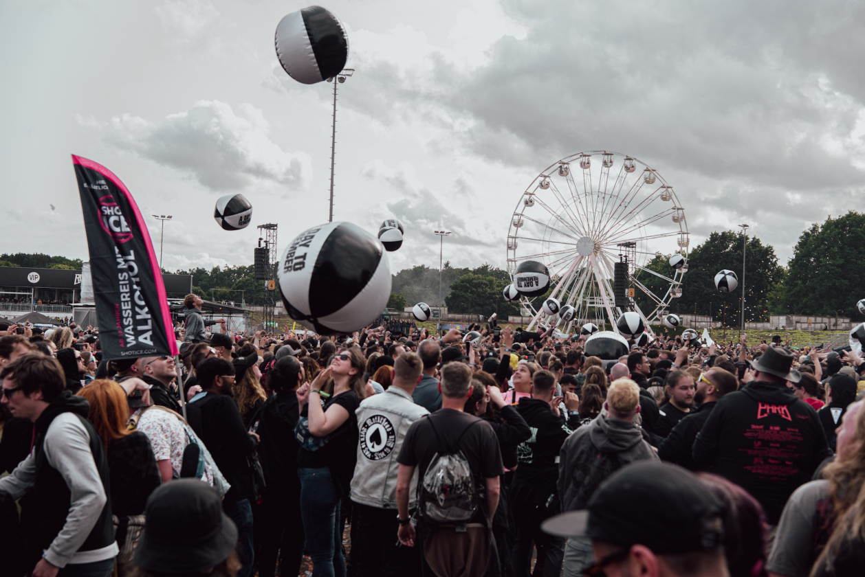 The Prodigy, Biffy Clyro, Weezer, House Of Protection, A Day To Remember u.a. begeistern das Zeppelinfeld. – Bällebad.